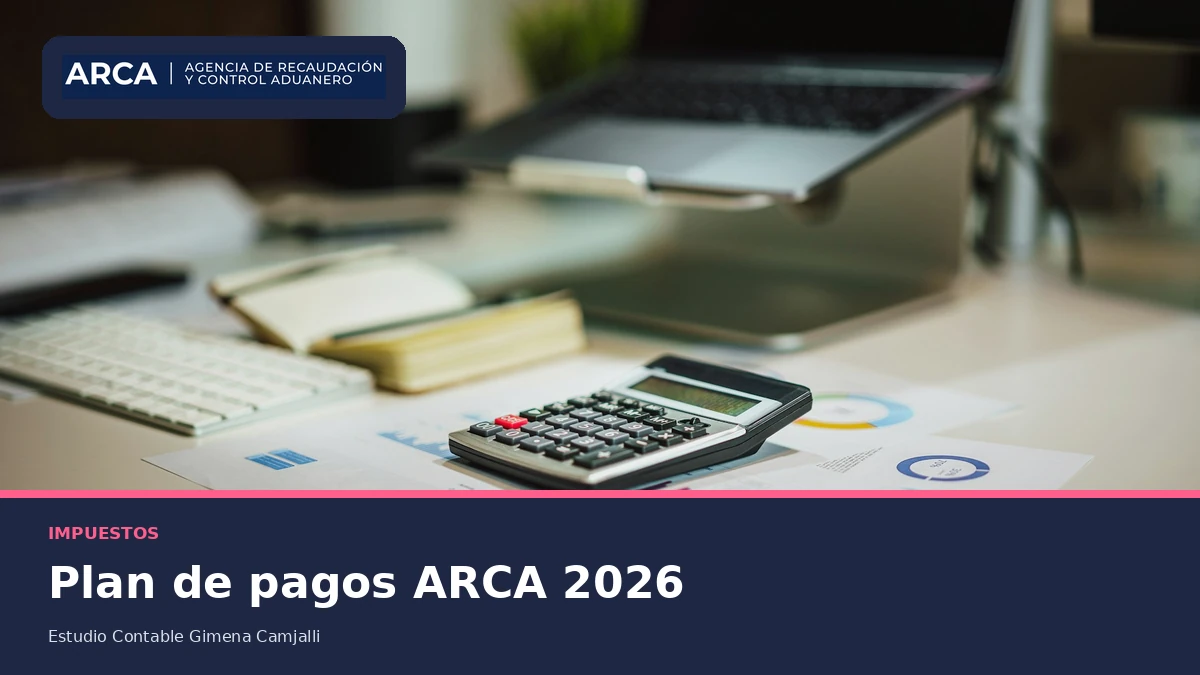 Calculadora y computadora utilizadas para gestionar el plan de pagos de ARCA 2026